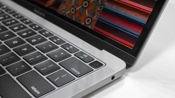 MacBook Air masih mengusung desain yang kecil, bahkan ukurannya kini menyusut 17% dari sebelumnya. Ketipisannya 15,6 mm atau berkurang 10% dari sebelumnya. Foto: Pocket Lint