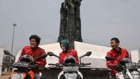 Riders KTM Road Warriors berpose di Tugu Proklamasi Rengasdengklok. Tugu ini memiliki nilai tersendiri bagi warganya.