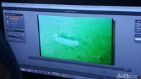 Tadi ROV turun. Walau sempat mati, tapi memberikan gambar yang ada serpihan pesawat, dugaannya sayap, tapi kita nggak mau pastikan, tunggu penyelam, kata Kepala Balai Teknologi Survei Kelautan M Ilyas kepada detikcom di Tanjungpakis, hari ini. (Foto: Matius Alfons/detikcom)