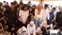 Tampak Eko dan sang istri, Viona Rosalina dengan busana putih. Pool/Noel/detikFoto.