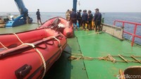 Itu dari Marinir, dari Denjaka, kan memang tim penyelam mereka gabung dengan Basarnas juga. Jadi karena mereka berwenang mengambil dan kita bagian dari tim besar ya silakan diambil, tutur Ilyas.  (Foto: Matius Alfons/detikcom)