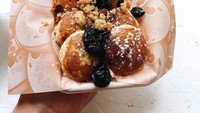 Kini poffertjes jadi camilan populer, dengan berbagai topping. Selain taburan tepung gula, poffertjes juga enak disantap dengan taburan kukis dan selai manis. Foto: Instagram @sugarhighmix