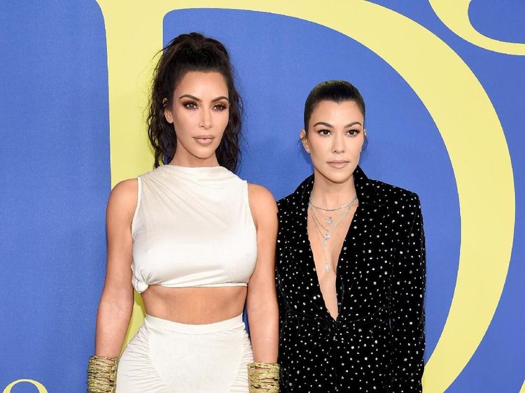 Beda Gaya Liburan Kim dan Kourtney Kardashian di Bali