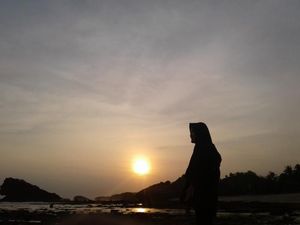 Pacitan Punya Sunset Cantik di Pantai Watu Karung