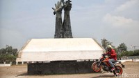Konon, saat malam tiba tempat bersejarah tersebut dijadikan pasar malam.