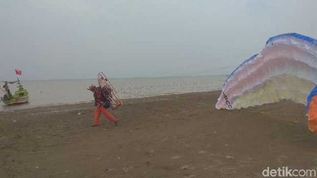Paramotor Indonesia ikut membantu menyisir puing Lion Air lewat udara, Rabu (31/10/2018)