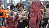 Ada baju dan rok bermotif batik yang ditunjukan yang biasa digunakan oleh pramugari Lion Air. 