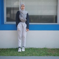 Memakai tas waist bag, Zaskia Adya Mecca tampak seperti senior di kampus ya? Padukan atasan longgar polos dengan celana bermotif seperti ini agar tampil dinamis. Foto: Instagram/ZaskiaAdyaMecca