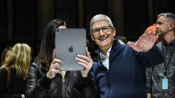 Di bawah kepemimpinannya, Apple terus mencatatkan prestasi mentereng. Bahkan baru-baru ini, valuasi Apple tembus USD 3 triliun yang menjadikannya perusahaan paling mahal di dunia. Foto: Getty Images
