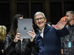 CEO Apple Tim Cook Sah Jadi Manusia Rp 14,7 Triliun!