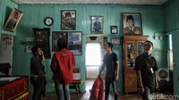 Ada juga beberapa warga yang sedang melihat-lihat dan berkumpul.