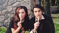 Slurpp! Beby asik makan es krim nih. Ditemani siapa ya itu? Foto: Instagram bebytsabina
