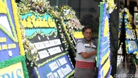 Hingga hari ini, sejumlah warga masih mengirimi karangan bunga untuk Kemenkeu.