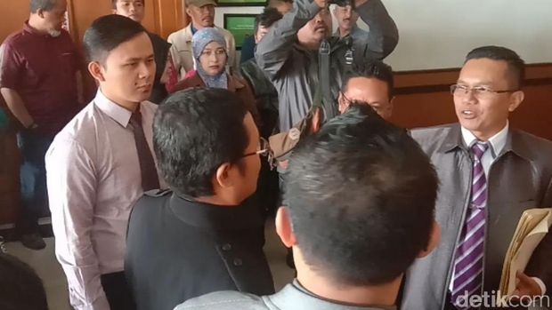 Pengacara Charly Van Houten dan Regina.