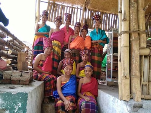 Senyum Muda-mudi Suku  Bayan