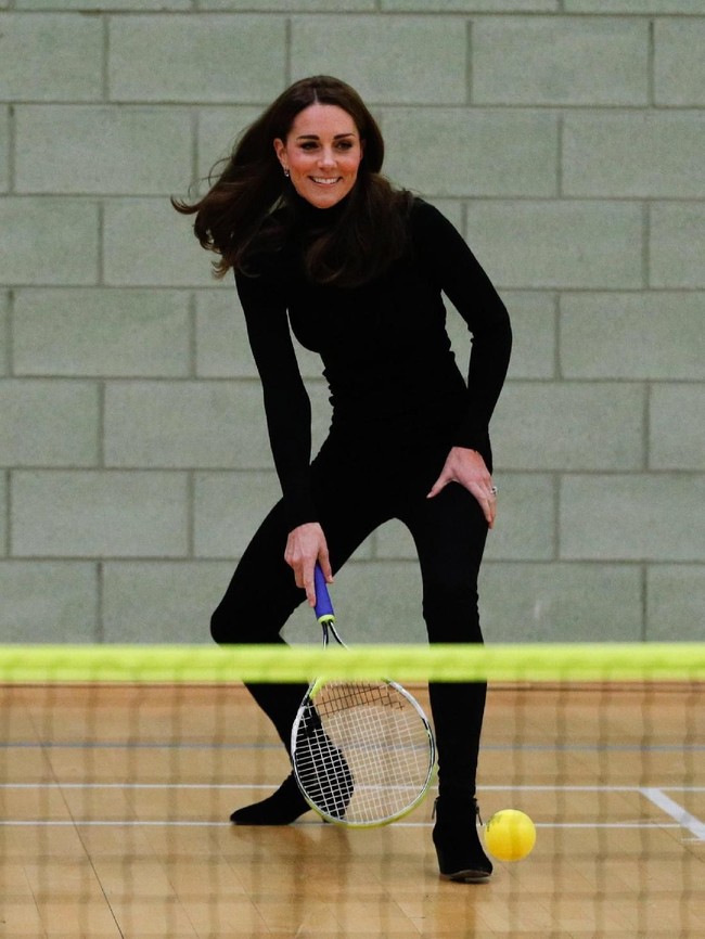 Bersepatu ankle-boots tak menghalagi Kate untuk memainkan olahraga favoritnya. Sepertinya tenis juga yang sukses mengembalikan bentuk tubuh Kate yang langsing pasca-melahirkan. (Foto: Getty Images)