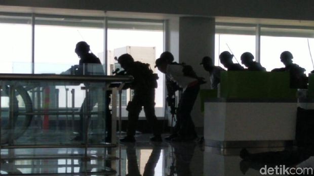 Simulasi penanganan teroris di Bandara Ahmad Yani Semarang. 