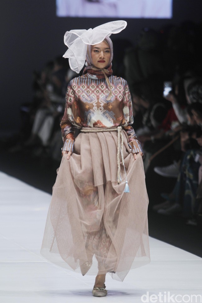 Desainer Ria Miranda mengangkat tema Korea untuk koleksi terbarunya yang ditampilkan di Jakarta Fashion Week 2019, Senayan City, Jakarta, Sabtu [20/10/2018]. Foto: Mohammad Abduh/Wolipop
