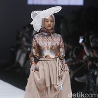 Desainer Ria Miranda mengangkat tema Korea untuk koleksi terbarunya yang ditampilkan di Jakarta Fashion Week 2019, Senayan City, Jakarta, Sabtu [20/10/2018]. Foto: Mohammad Abduh/Wolipop