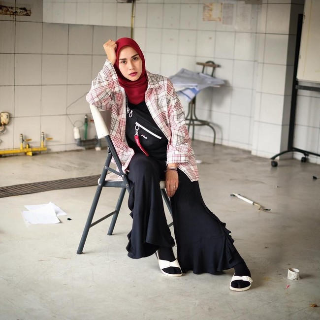 Jika ingin terlihat beda, kenakan kemeja tartanmu sebagai outerwear. Agar tak tampil berlebihan, pilih warna yang senada atau hindari tabrak motif. Foto: Instagram/ZaskiaAdyaMecca