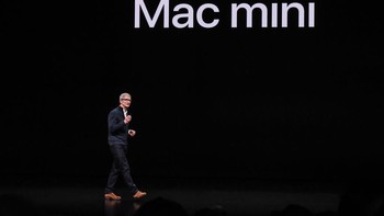Suksesor Steve Jobs ini memperkenalkan pula Mac Mini terbaru. Mac Mini kini dibekali professor Intel Core i5 generasi kedelapan. Dengan spek tersebut, Apple mengklaim performa Mac Mini meningkat lima kali dari pendahulunya. Foto: Getty Images