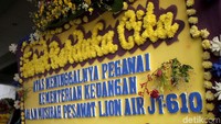 Karangan bunga berisi ungkapan belasungkawa dari sejumlah pihak yang diletakkan di halaman Gedung Kemenkeu, Jakarta.