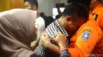 Keluarga Penumpang Lion Air Menangis di Pelukan Gubernur Babel