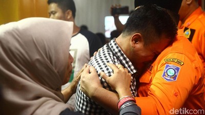 Keluarga Penumpang Lion Air Menangis di Pelukan Gubernur Babel