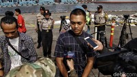 Sejumlah keluarga korban lainnya nampak hadir di Dermaga JICT 2, Tanjung Priok untuk memantau perkembangan proses evakuasi yang telah memasuki hari ke-3 pasca jatuhnya pesawat Lion Air JT 610 di perairan Laut utara Karawang, Jawa Barat.