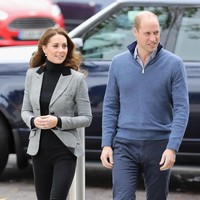 Kate Middleton mulai aktif kembali menjalankan tugasnya sebagai Duchess of Cambridge setelah sempat absen menyusul kelahiran anak ketiganya enam bulan lalu. Kemarin, Selasa (30/10/2018), Kate bersama Pangeran Willam mengunjungi Coach Core Essex, sebuah pusat pelatihan bagi para calon atlet di Kota Basildon, Inggris. (Foto: Getty Images)