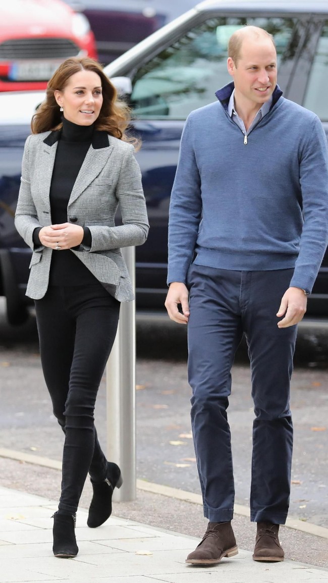 Kate Middleton mulai aktif kembali menjalankan tugasnya sebagai Duchess of Cambridge setelah sempat absen menyusul kelahiran anak ketiganya enam bulan lalu. Kemarin, Selasa (30/10/2018), Kate bersama Pangeran Willam mengunjungi Coach Core Essex, sebuah pusat pelatihan bagi para calon atlet di Kota Basildon, Inggris. (Foto: Getty Images)
