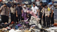 Dian Anindita (baju putih) diketahui merupakan keluarga dari AKBP Mito yang merupakan salah satu korban dari pesawat Lion Air JY 610. Dian bersama keluarganya mencari barang-barang milik kerabatnya di antara tumpukan barang-barang milik korban yang berhasil dikumpulkan petugas penyelamat.