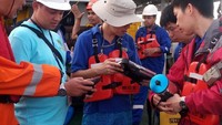 Kapal Riset (KR) Baruna Jaya mempersempit area pencariannya pagi ini. Sejumlah anggota tim tengah berdiskusi di atas kapal terkait teknis pencarian pagi ini (Foto: Matius Alfons/detikcom)
