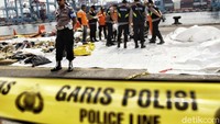 Kantong jenazah tersebut kemudian diletakan di tempat penampungan barang-barang milik penumpang Lion Air.