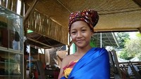 Jong adalah penutup kepala yang dikenakan oleh perempuan dalam acara-acara sakral di Bayan. Sementara Memenjong merupakan cara menggunakan kain Bayan bagi laki-laki, yakni membuat ujung kain diarahkan meruncing jatuh ke bawah (dok Jajaq Bayan/Istimewa) 