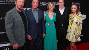Sang ayah, Larry Ellison berada paling kiri. Terlihat juga aktor kawakan, Arnold Schwarzenegger. Foto: Instagram