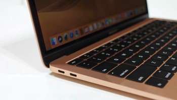 Apple membekalinya dengan 2 port Thunderbolt. Dapur pacunya memakai prosesor Intel dual core generasi kedelapan dengan RAM hingga 16 GB. Memori internalnya memakai SSD dengan kapasitas hingga 1,5 TB. Foto: Pocket Lint