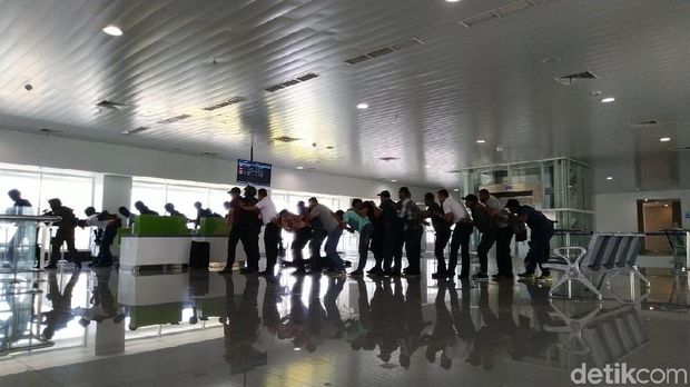 Simulasi penanganan teroris di Bandara Ahmad Yani Semarang. 