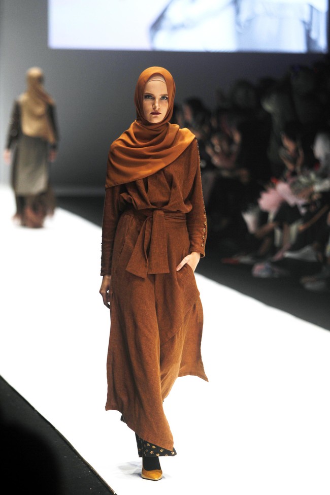 Penampilan syari juga bisa dilihat dari karya Zaskia Sungkar dan Shireen Sungkar. Jika Si.Se.Sa membawa warna-warna pastel, maka duo kakak beradik ini memilih warna earth tone seperti hitam, terracota, dan cokelat. Foto: Mohammad Abduh/Wolipop