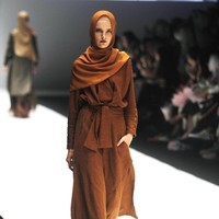 Penampilan syari juga bisa dilihat dari karya Zaskia Sungkar dan Shireen Sungkar. Jika Si.Se.Sa membawa warna-warna pastel, maka duo kakak beradik ini memilih warna earth tone seperti hitam, terracota, dan cokelat. Foto: Mohammad Abduh/Wolipop