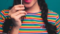 Peran Beby juga mencuri perhatian saat membintangi film Dear Nathan. Manis banget ya senyum Beby yang mau makan lollypop ini? Foto: Instagram bebytsabina