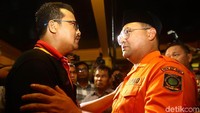 Erzaldi Rosman Djohan mendengarkan keluhan-keluhan dari keluarga korban. 