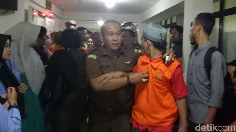 Usai Divonis 20 Tahun, Pembunuh Driver GrabCar Teriak: Mati Kau! Usai Divonis 20 Tahun, Pembunuh Driver GrabCar Teriak: Mati Kau!