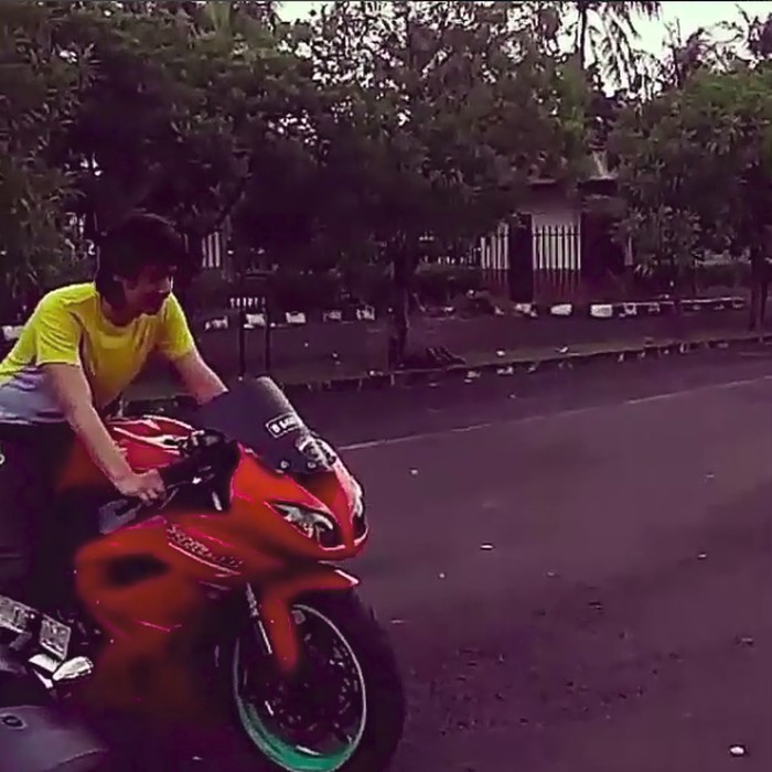 Selain Akting, Roger Danuarta Juga Jago Burnout di Atas Motor