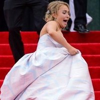 Mengenakan gaun bervolume dengan train panjang, Hayden Panettiere pernah dibuat kerepotan dengan busananya sendiri. Dia jatuh terjerembab karena menginjak gaunnya sendiri saat menuruni tangga di acara Met Gala 2014. Untungnya Hayden cepat berdiri dan kembali berjalan dengan anggun.  Foto: Getty Images