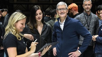 Cook kelihatan sangat sumringah selesai acara. Foto: Getty Images