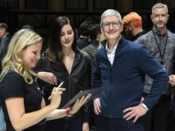 Senyum Lebar CEO Apple Rilis MacBook Air dan iPad Anyar