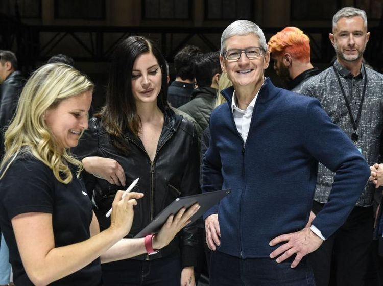 Senyum Lebar CEO Apple Rilis MacBook Air dan iPad Anyar