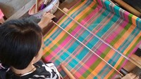 Seluruh proses penenunan kain-kain untuk pakaian adat dilakukan melalui ritual-ritual tertentu oleh penenun terbaik di Bayan. Dalam pengerjaannya, kain-kain itu tidak boleh ditenun sembarangan (dok Jajaq Bayan/Istimewa)