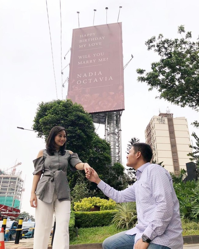 Sosok Nadia Octavia mencuri perhatian setelah dilamar oleh pacarnya lewat cara unik. Sang kekasih, Adya Laksmana Sudrajat melamarnya dengan billboard yang dipasang di Jalan Gatot Subroto, Jakarta Selatan. Foto: Instagram @nadia.oct